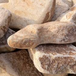 Бут ЖЕЛТЫЙ С РАЗВОДАМИ из песчаника галтованный купить